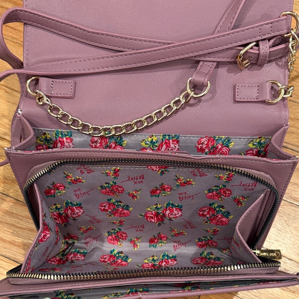 Betsey Johnson Lavender crossbody with Bow - Picture 3 of 3